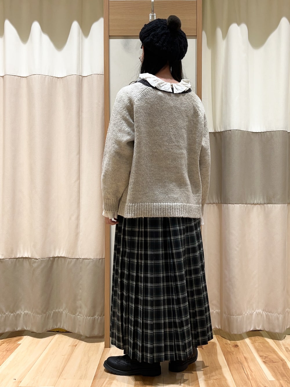 ホワイト系のシャツ/ブラウス、ホワイト系のカーディガン/ボレロ、グリーン系のスカートを着用したレディースの冬コーディネートの4枚目の写真