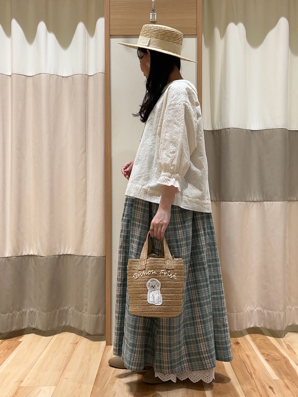 ホワイト系のワンピース、ホワイト系のノーカラージャケット、グリーン系のワンピースを着用したレディースの春コーディネートの2枚目の写真