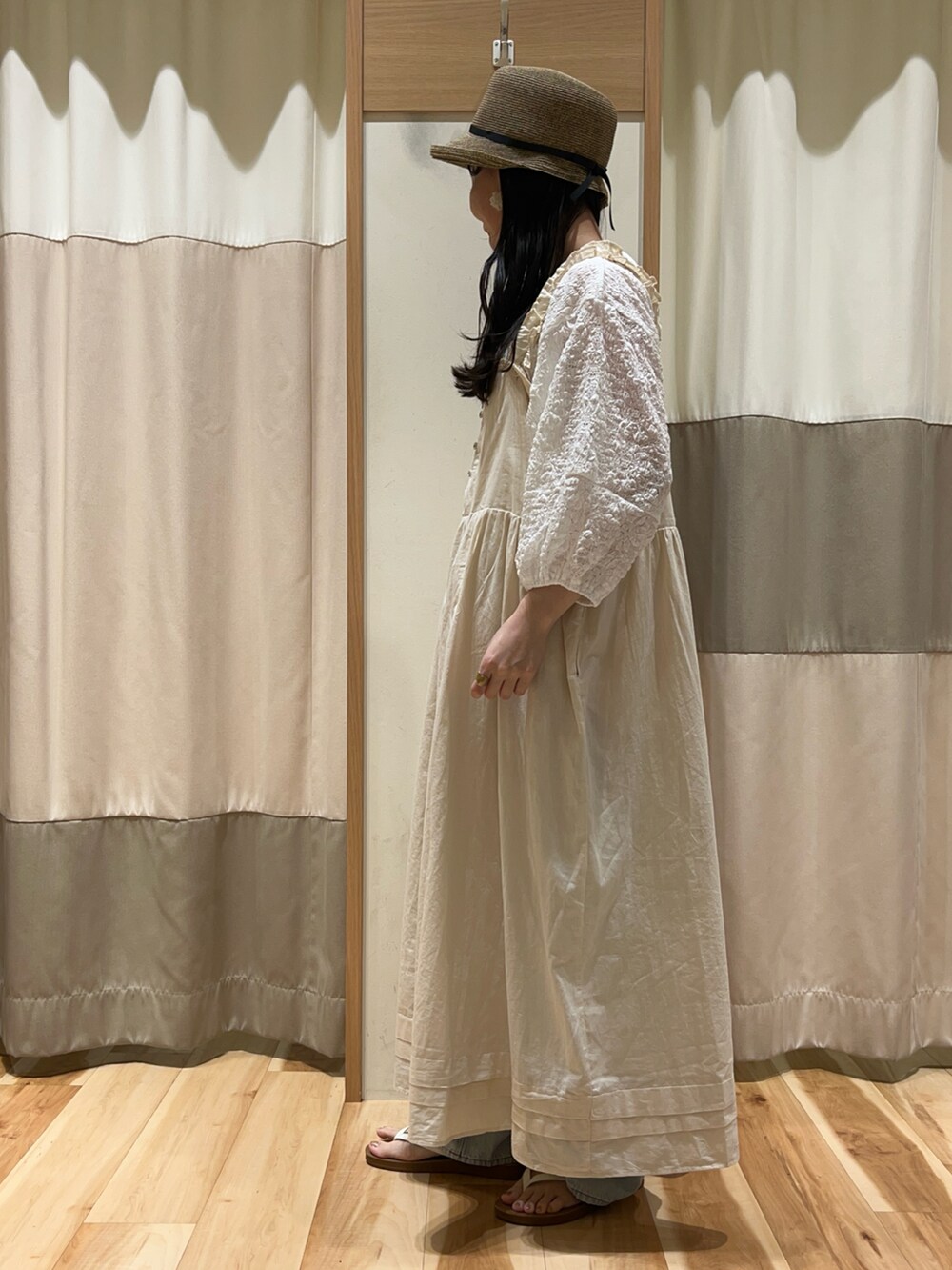 ホワイト系のTシャツ/カットソー、ベージュ系のワンピース、ブルー系のその他パンツを着用したレディースの夏コーディネートの2枚目の写真