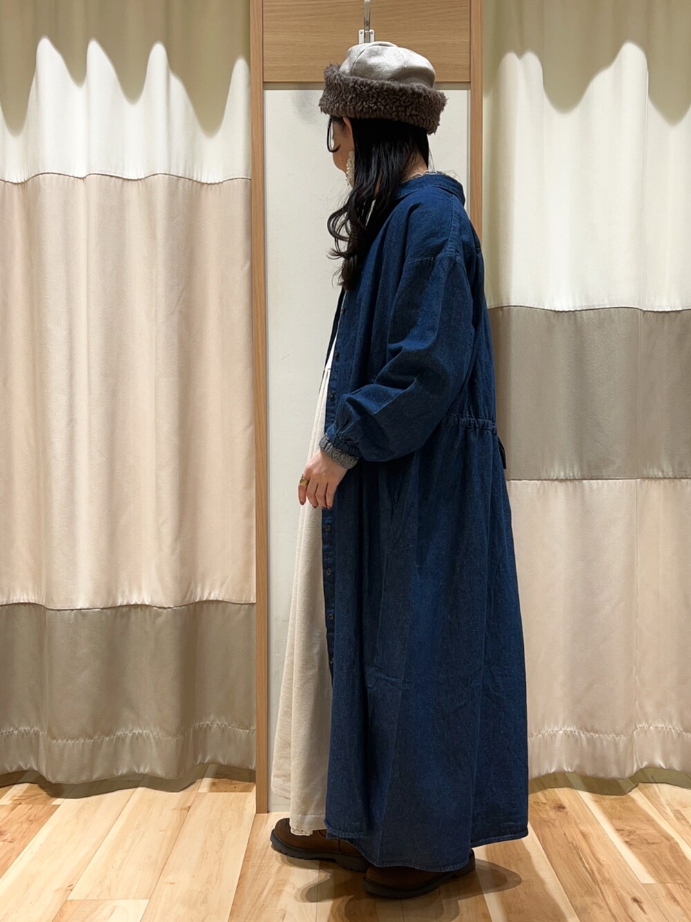 ブラック系のシャツ/ブラウス、ブルー系のワンピース、ベージュ系のワンピースを着用したレディースの冬コーディネートの2枚目の写真