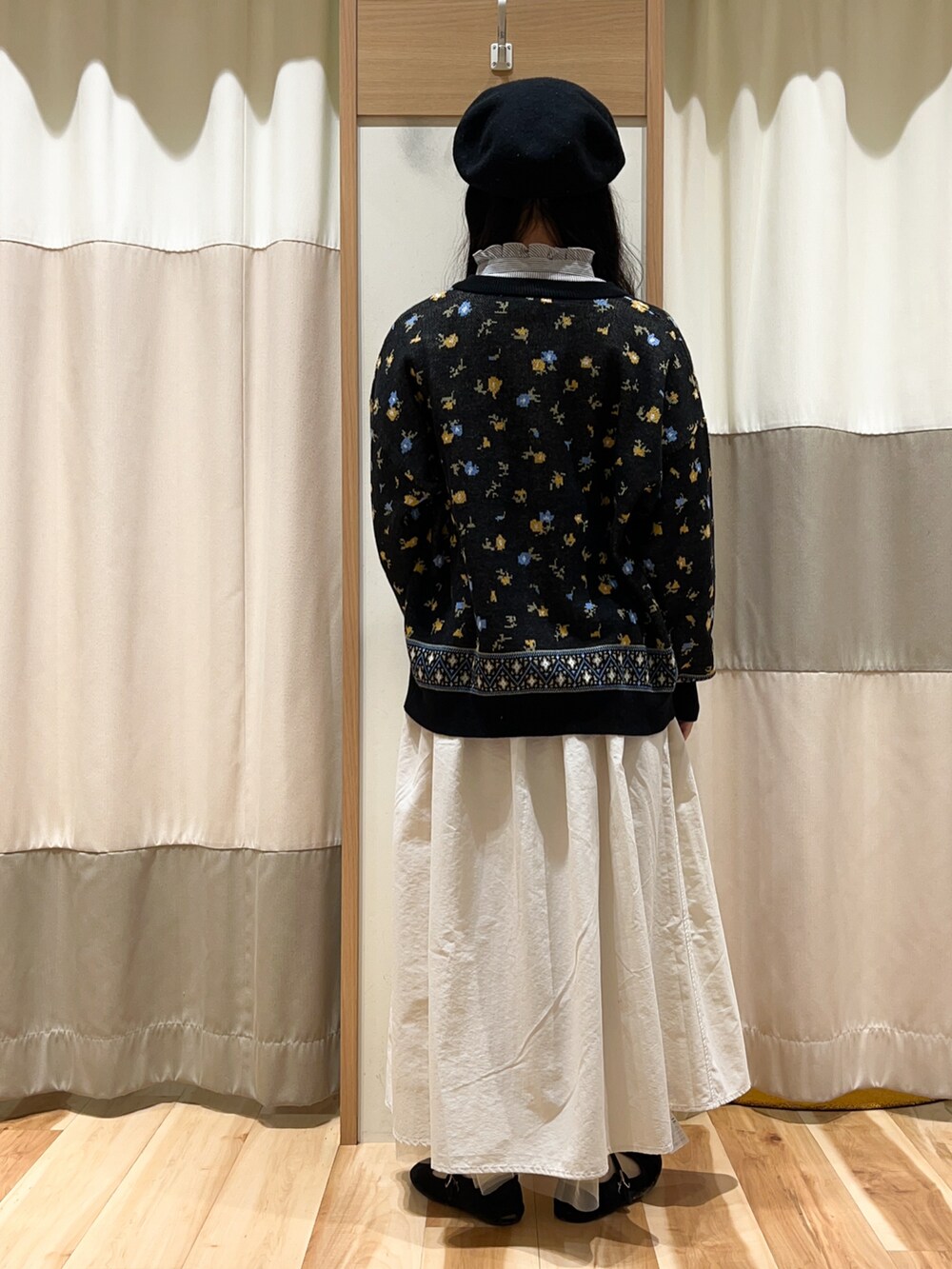 ブルー系のシャツ/ブラウス、ホワイト系のスカート、ブラック系のカーディガン/ボレロを着用したレディースの冬コーディネートの5枚目の写真