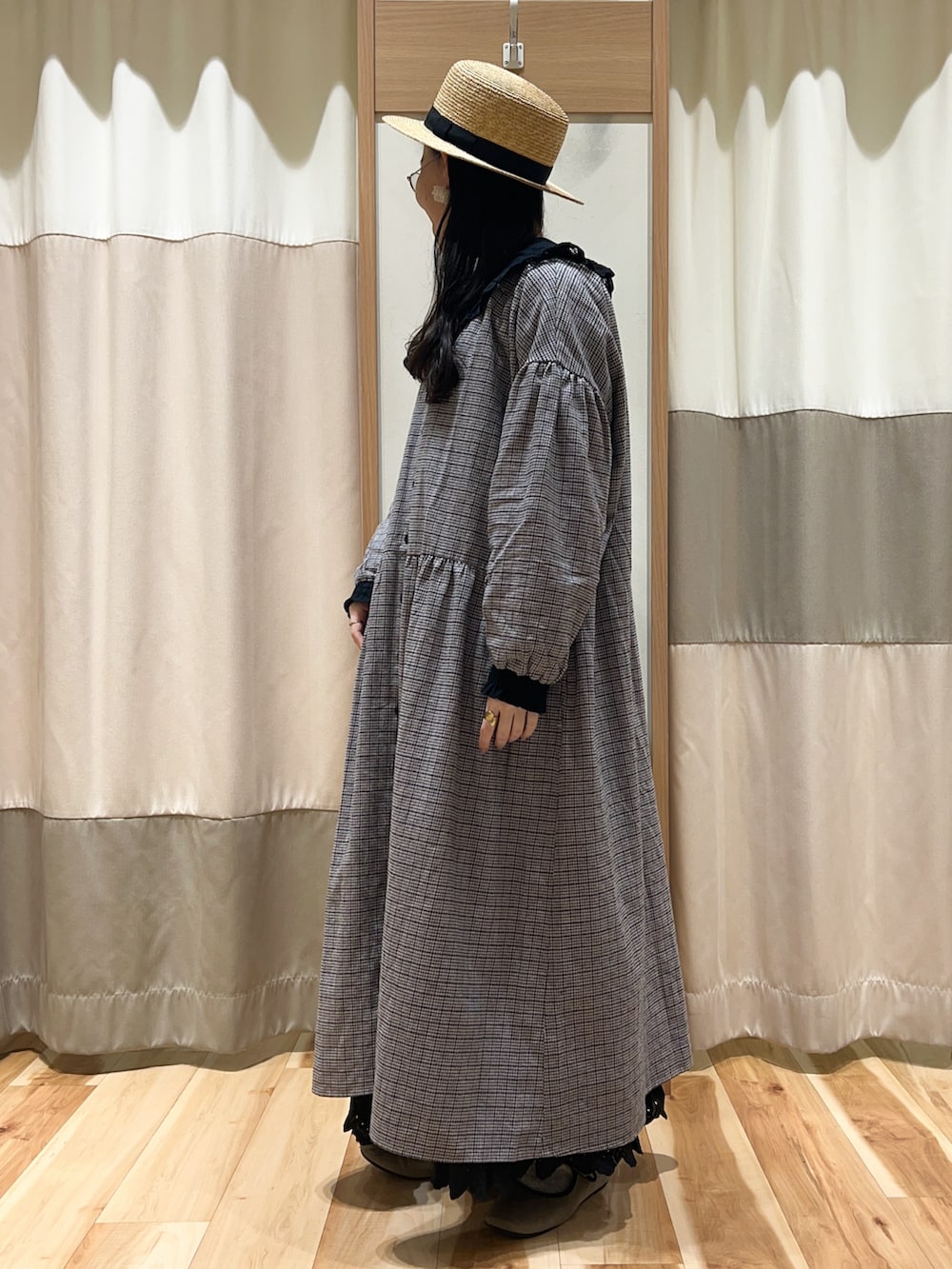 ブラック系のシャツ/ブラウス、ブラック系のワンピース、ブラック系のスカートを着用したレディースの冬コーディネートの2枚目の写真