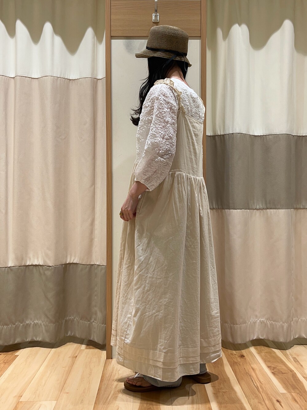 ホワイト系のTシャツ/カットソー、ベージュ系のワンピース、ブルー系のその他パンツを着用したレディースの夏コーディネートの4枚目の写真