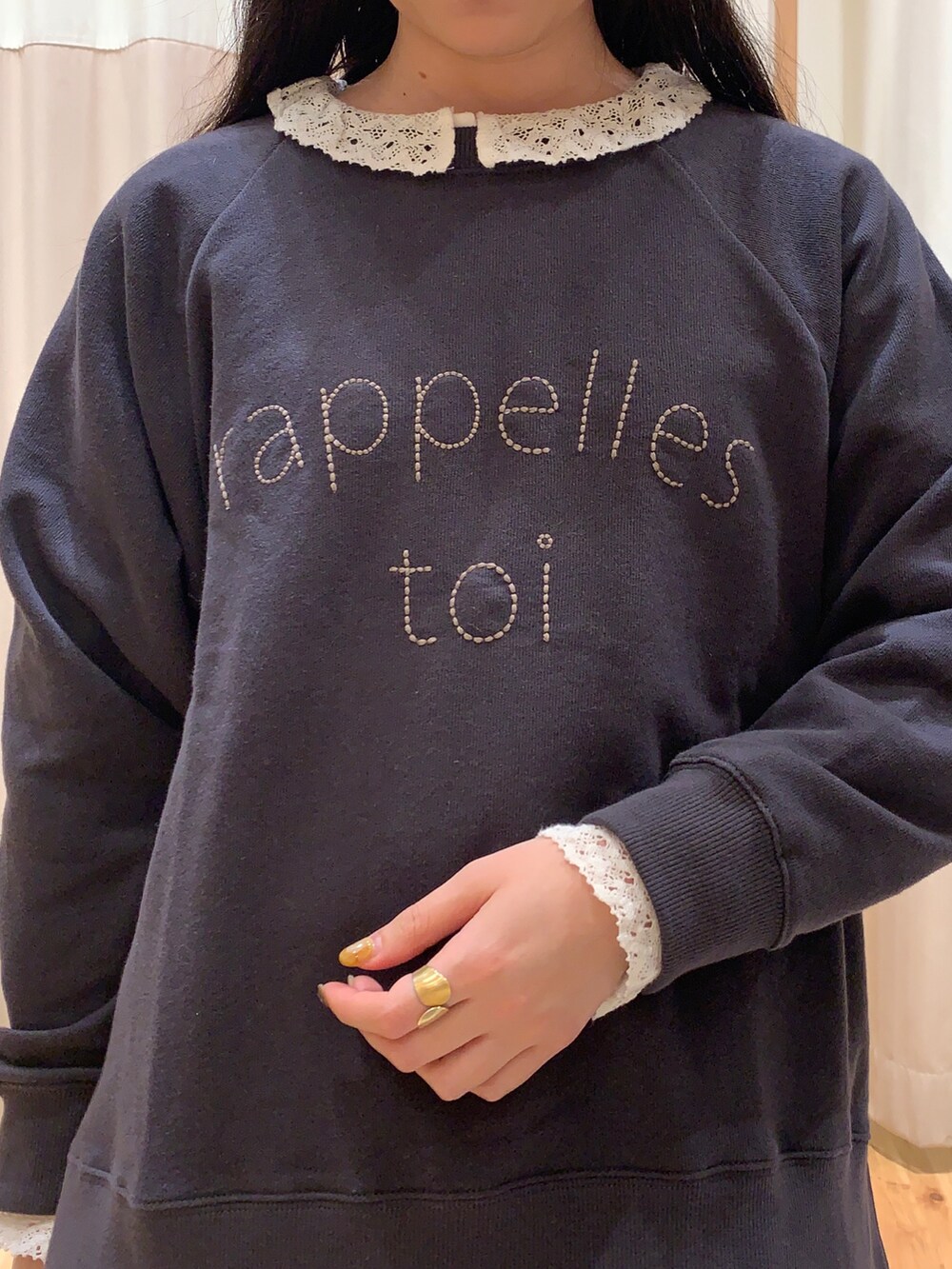 ホワイト系のシャツ/ブラウス、グレー系のスウェット、ベージュ系のその他パンツを着用したレディースの冬コーディネートの3枚目の写真