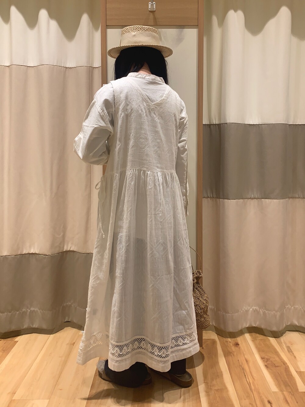 ホワイト系のシャツ/ブラウス、イエロー系のサンダル、ベージュ系のエコバッグ/サブバッグを着用したレディースの春コーディネートの5枚目の写真