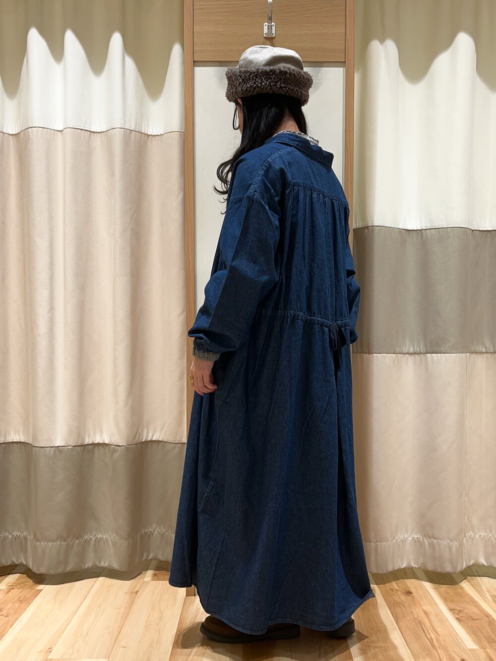 ブラック系のシャツ/ブラウス、ブルー系のワンピース、ベージュ系のワンピースを着用したレディースの冬コーディネートの4枚目の写真