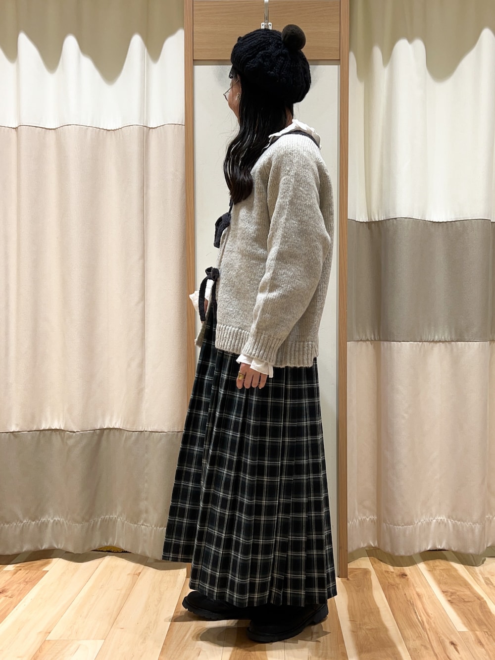 ホワイト系のシャツ/ブラウス、ホワイト系のカーディガン/ボレロ、グリーン系のスカートを着用したレディースの冬コーディネートの2枚目の写真