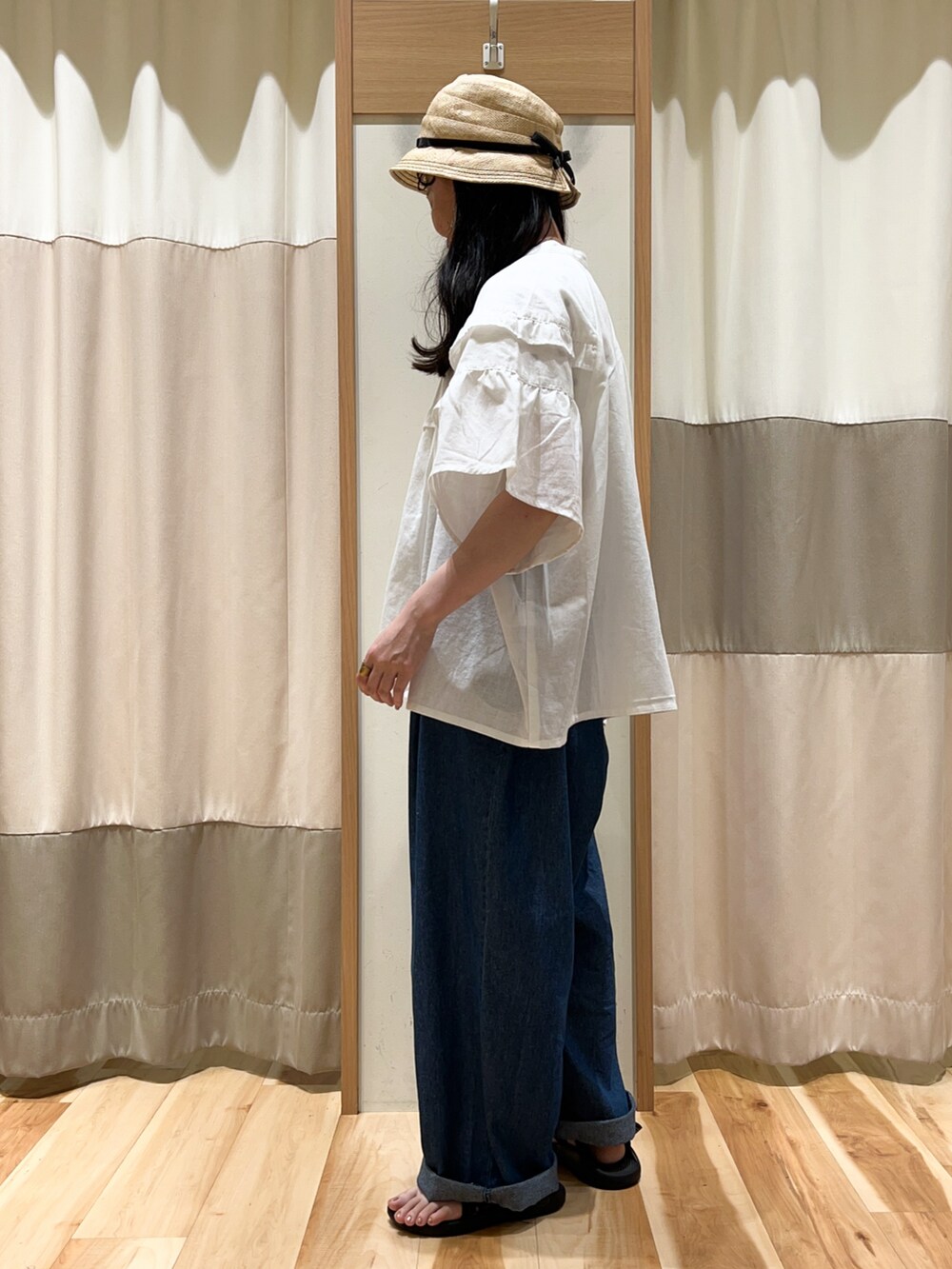 ホワイト系のTシャツ/カットソー、ホワイト系のシャツ/ブラウス、ブルー系のその他パンツを着用したレディースの夏コーディネートの3枚目の写真