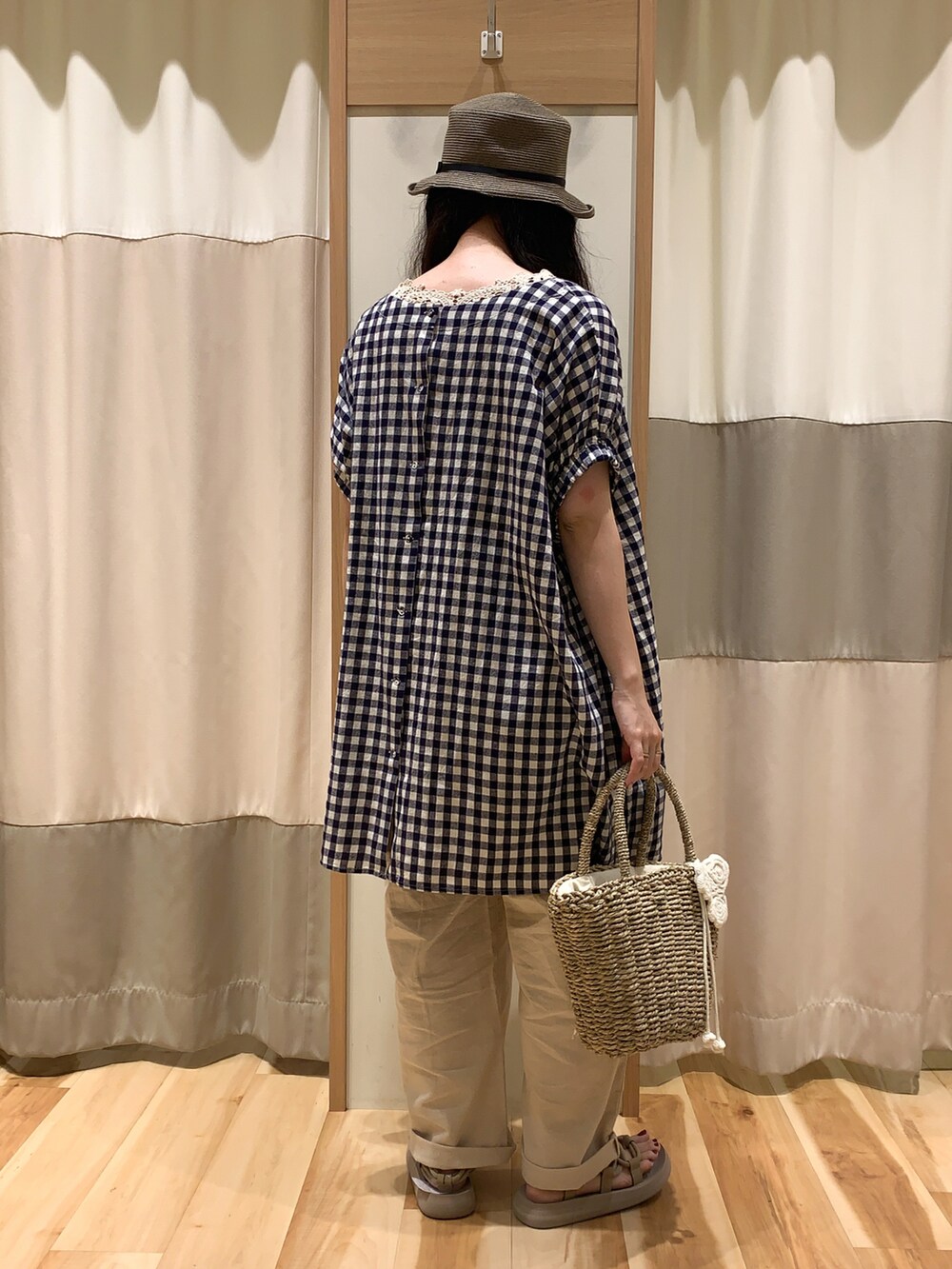 ベージュ系のTシャツ/カットソー、パープル系のシャツ/ブラウス、ホワイト系のかごバッグを着用したレディースの夏コーディネートの5枚目の写真