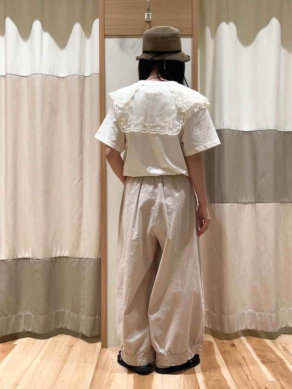 ホワイト系のその他パンツ、シルバー系のハンドバッグ、ブラック系のサンダルを着用したレディースの春コーディネートの5枚目の写真