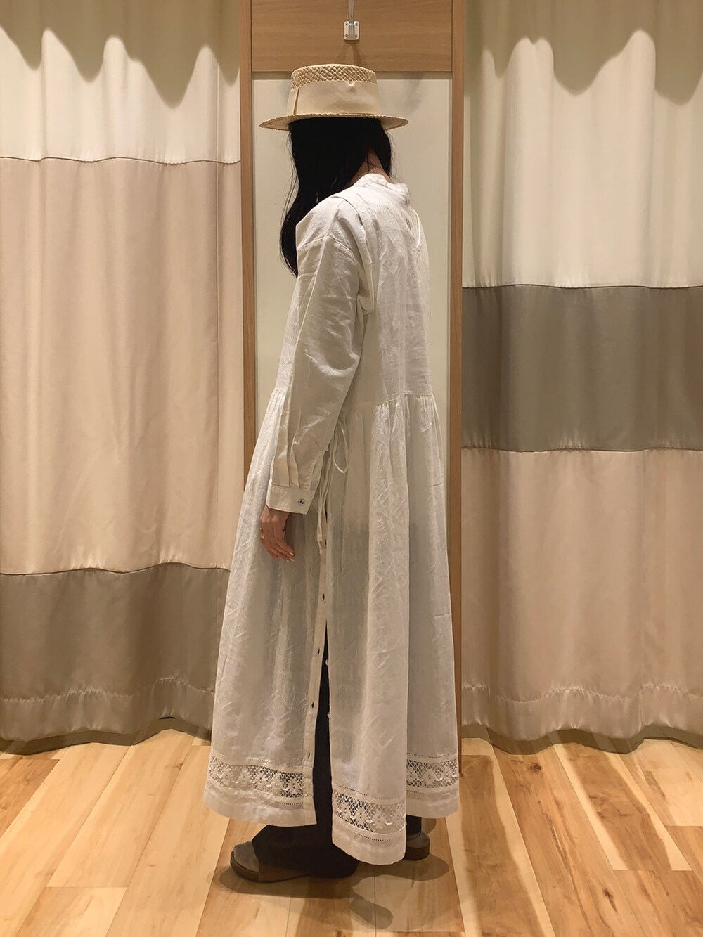 ホワイト系のシャツ/ブラウス、イエロー系のサンダル、ベージュ系のエコバッグ/サブバッグを着用したレディースの春コーディネートの4枚目の写真