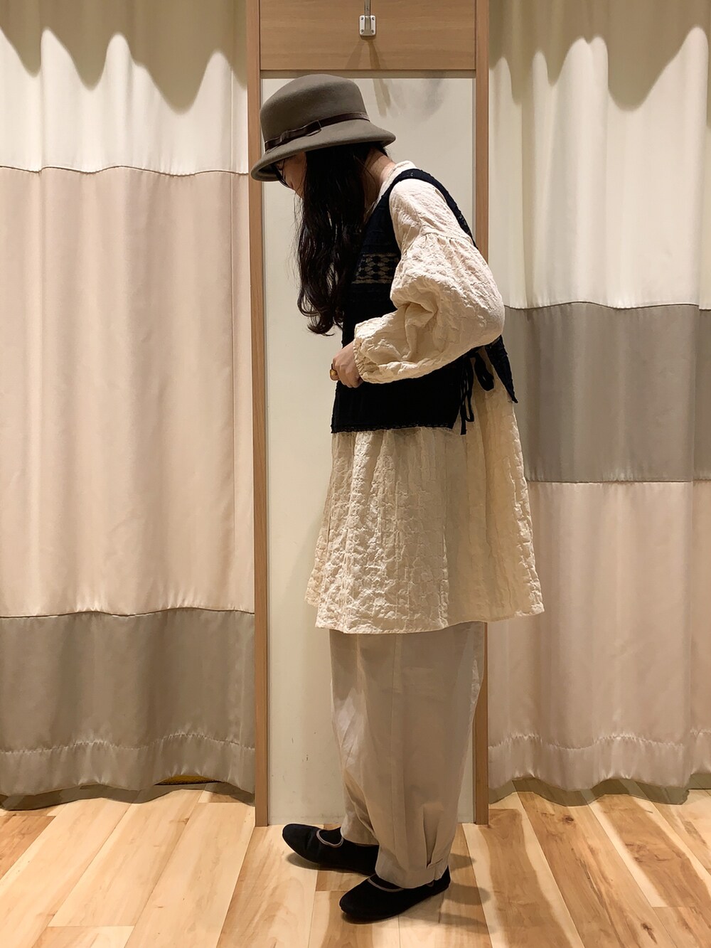 ブラック系のベスト、ホワイト系のシャツ/ブラウス、ホワイト系のその他パンツを着用したレディースの秋コーディネートの2枚目の写真