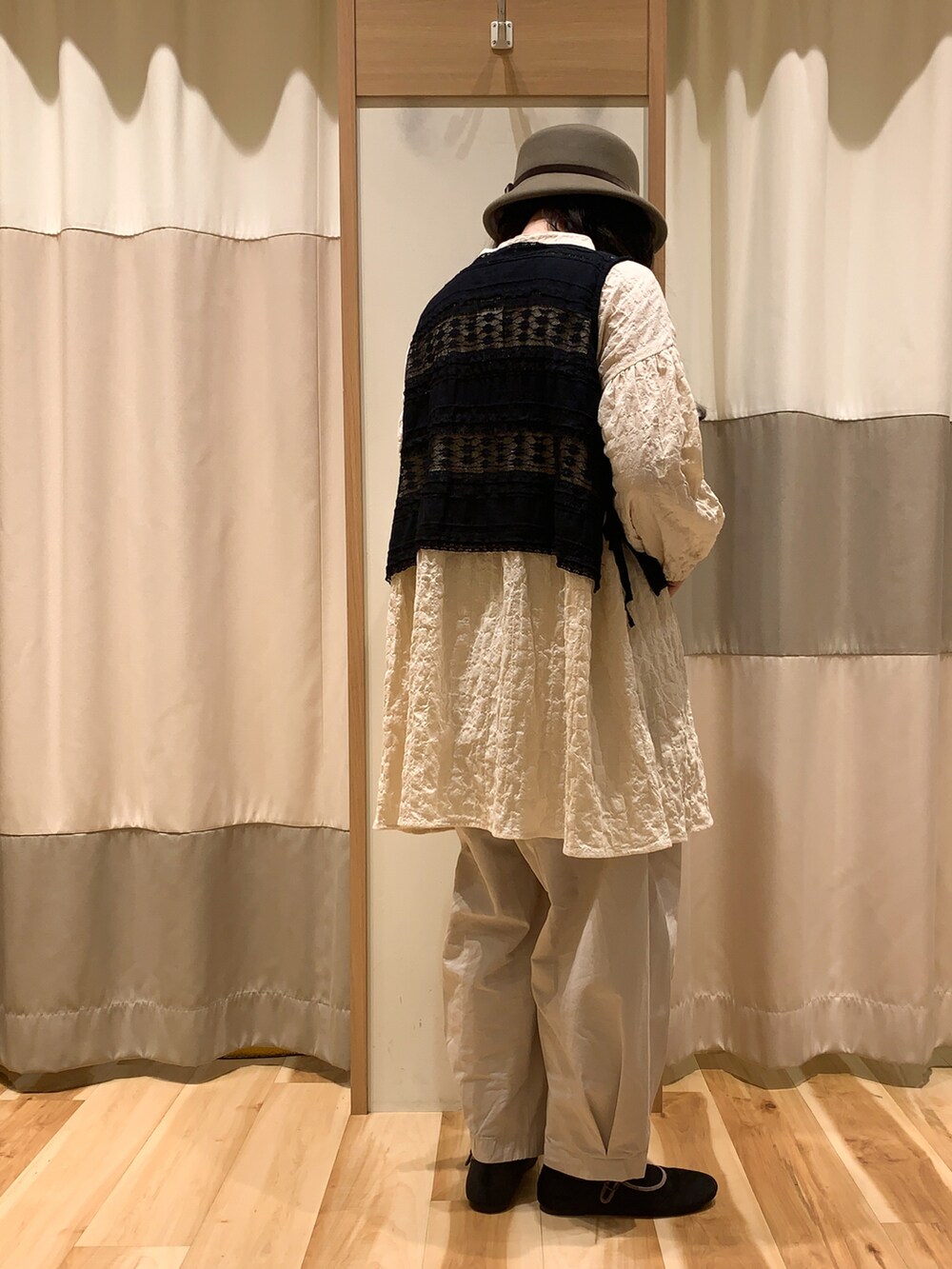 ブラック系のベスト、ホワイト系のシャツ/ブラウス、ホワイト系のその他パンツを着用したレディースの秋コーディネートの5枚目の写真