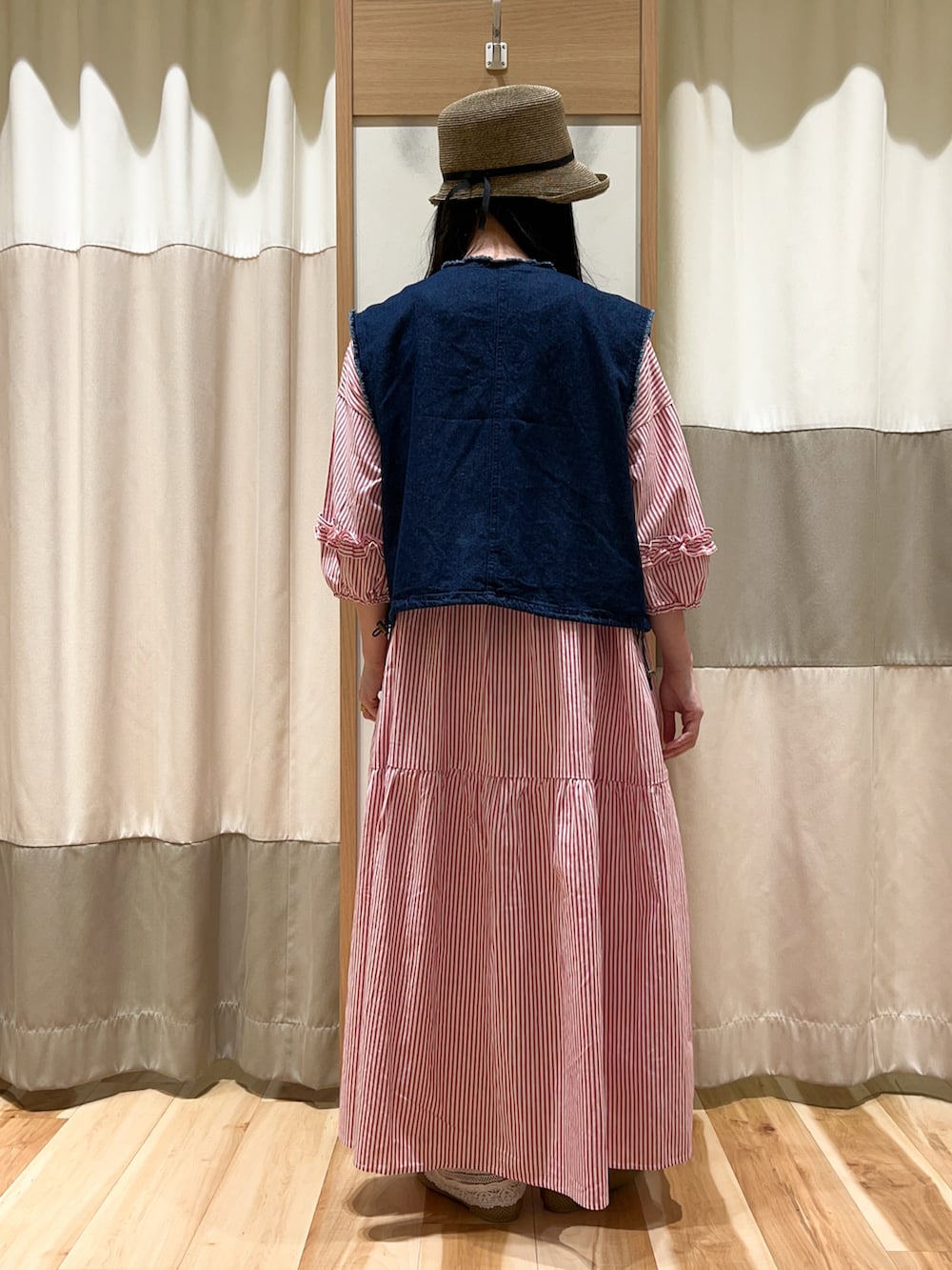 レッド系のワンピース、ホワイト系のその他パンツ、ブラウン系のドレスシューズを着用したレディースの春コーディネートの5枚目の写真