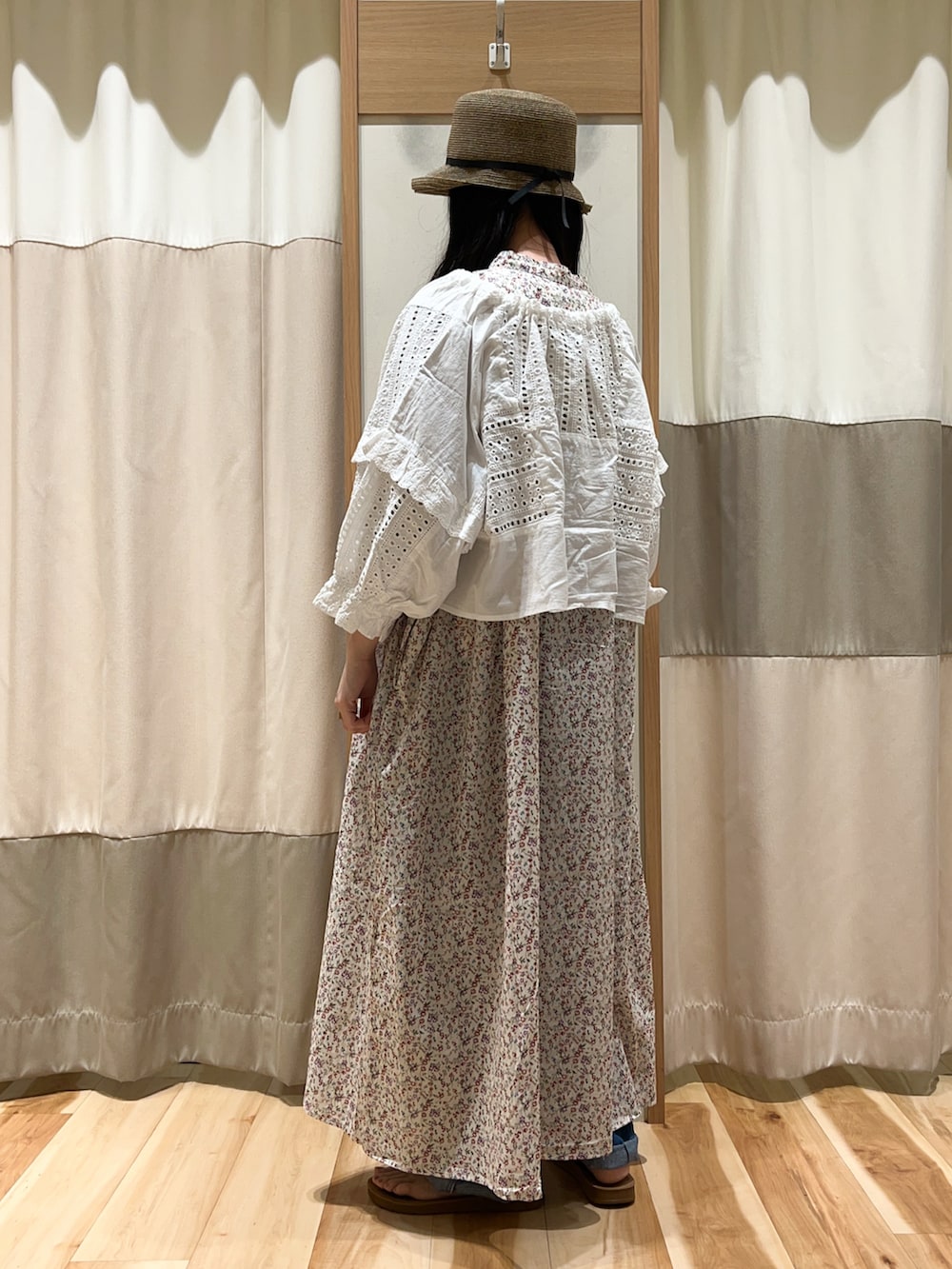 ホワイト系のシャツ/ブラウス、ホワイト系のワンピース、ブルー系のパンツを着用したレディースの夏コーディネートの4枚目の写真