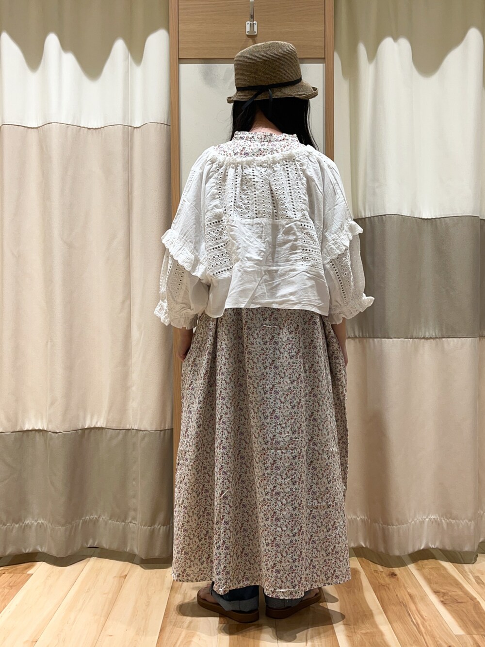 ホワイト系のシャツ/ブラウス、ホワイト系のワンピース、ブルー系のパンツを着用したレディースの夏コーディネートの5枚目の写真