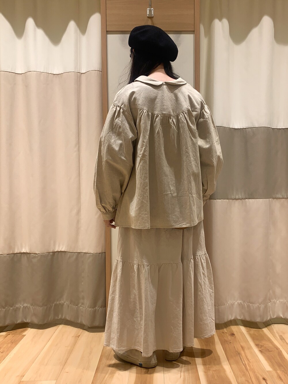 ブラウン系のTシャツ/カットソー、ホワイト系のシャツ/ブラウス、ホワイト系のスカートを着用したレディースの冬コーディネートの4枚目の写真