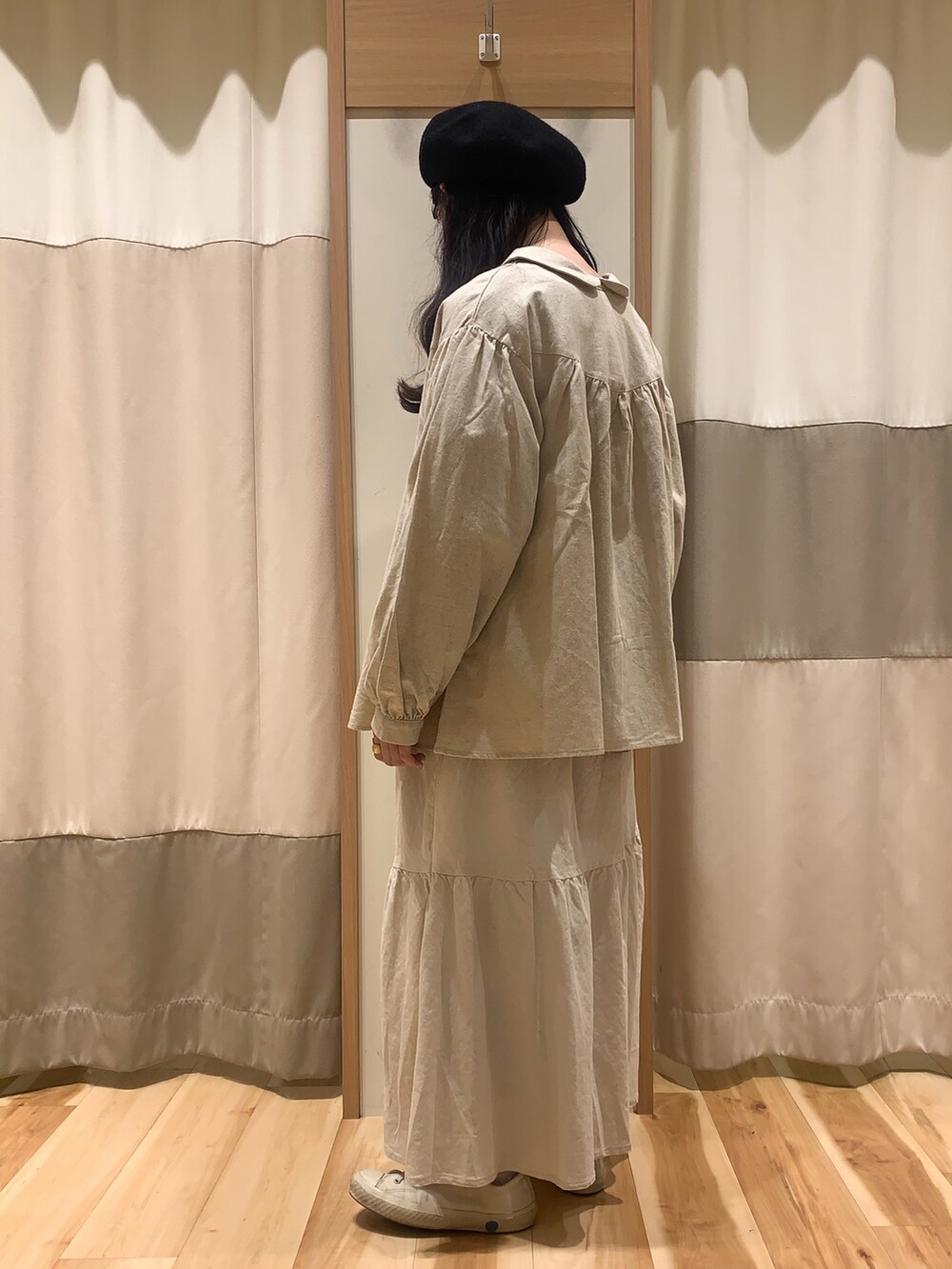 ブラウン系のTシャツ/カットソー、ホワイト系のシャツ/ブラウス、ホワイト系のスカートを着用したレディースの冬コーディネートの3枚目の写真