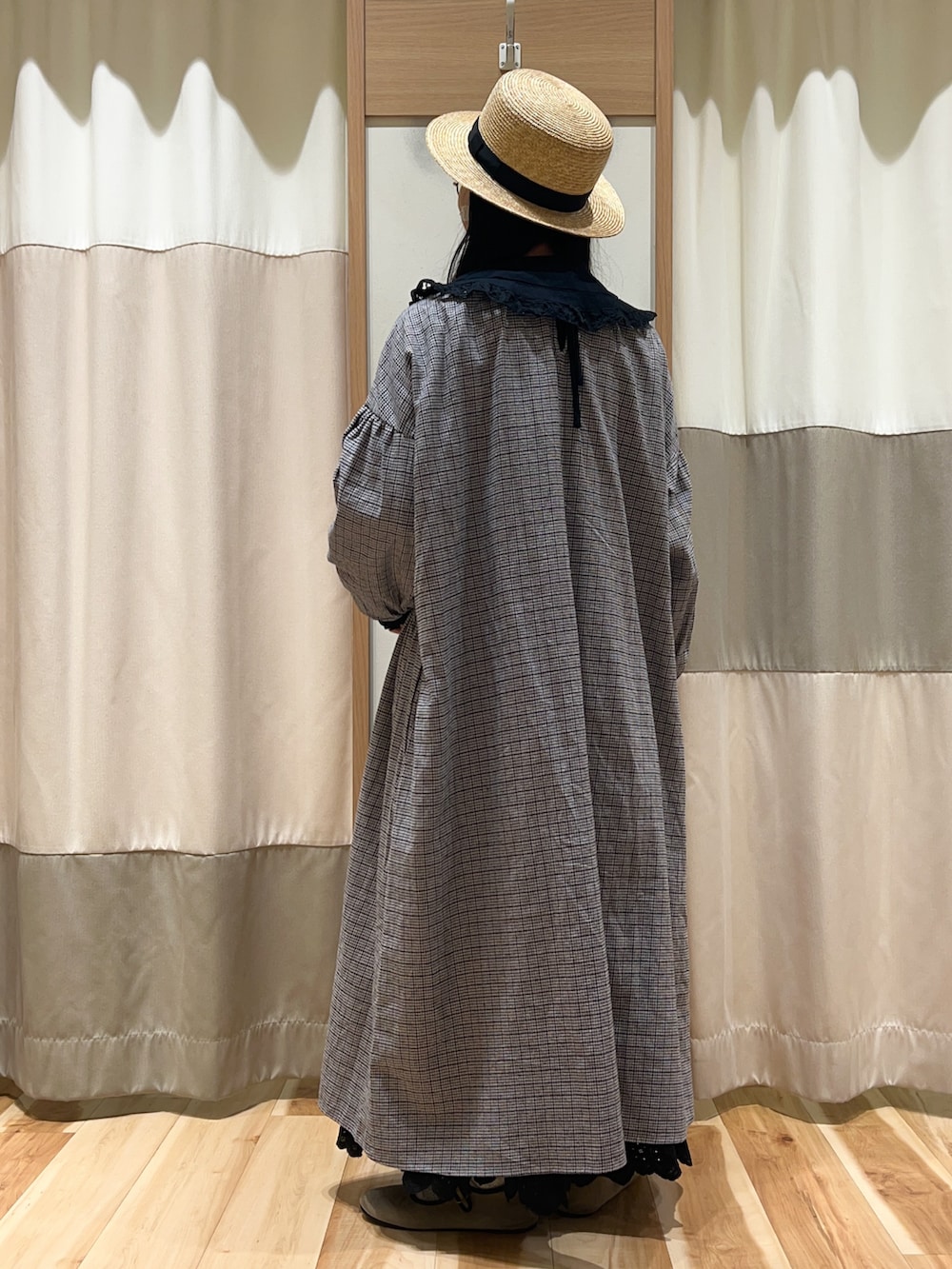 ブラック系のシャツ/ブラウス、ブラック系のワンピース、ブラック系のスカートを着用したレディースの冬コーディネートの4枚目の写真