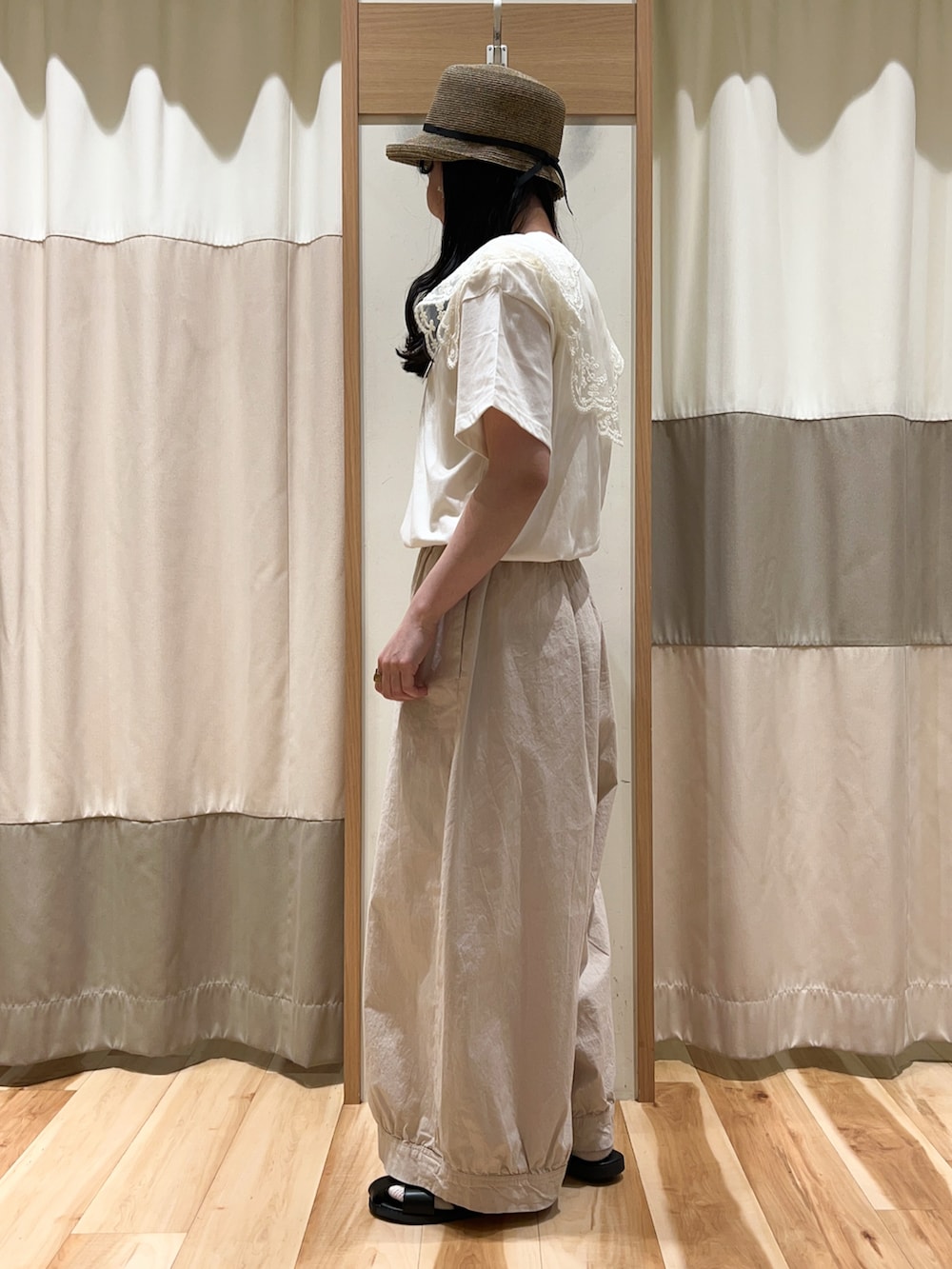 ホワイト系のその他パンツ、シルバー系のハンドバッグ、ブラック系のサンダルを着用したレディースの春コーディネートの3枚目の写真