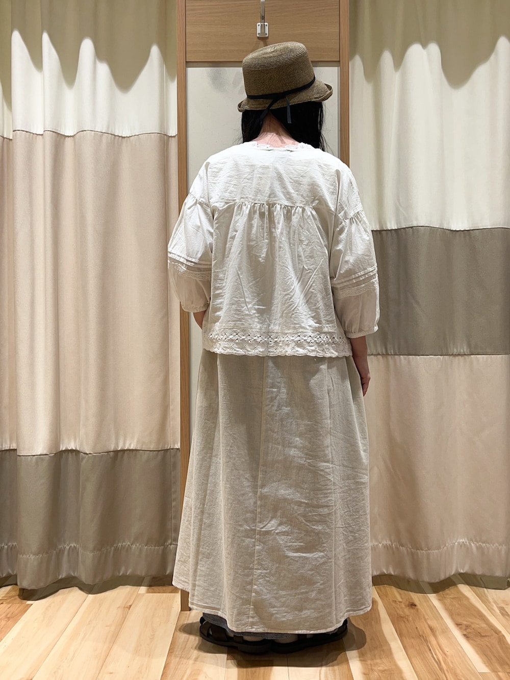 ホワイト系のシャツ/ブラウス、ホワイト系のワンピース、ブルー系のスカートを着用したレディースの春コーディネートの5枚目の写真