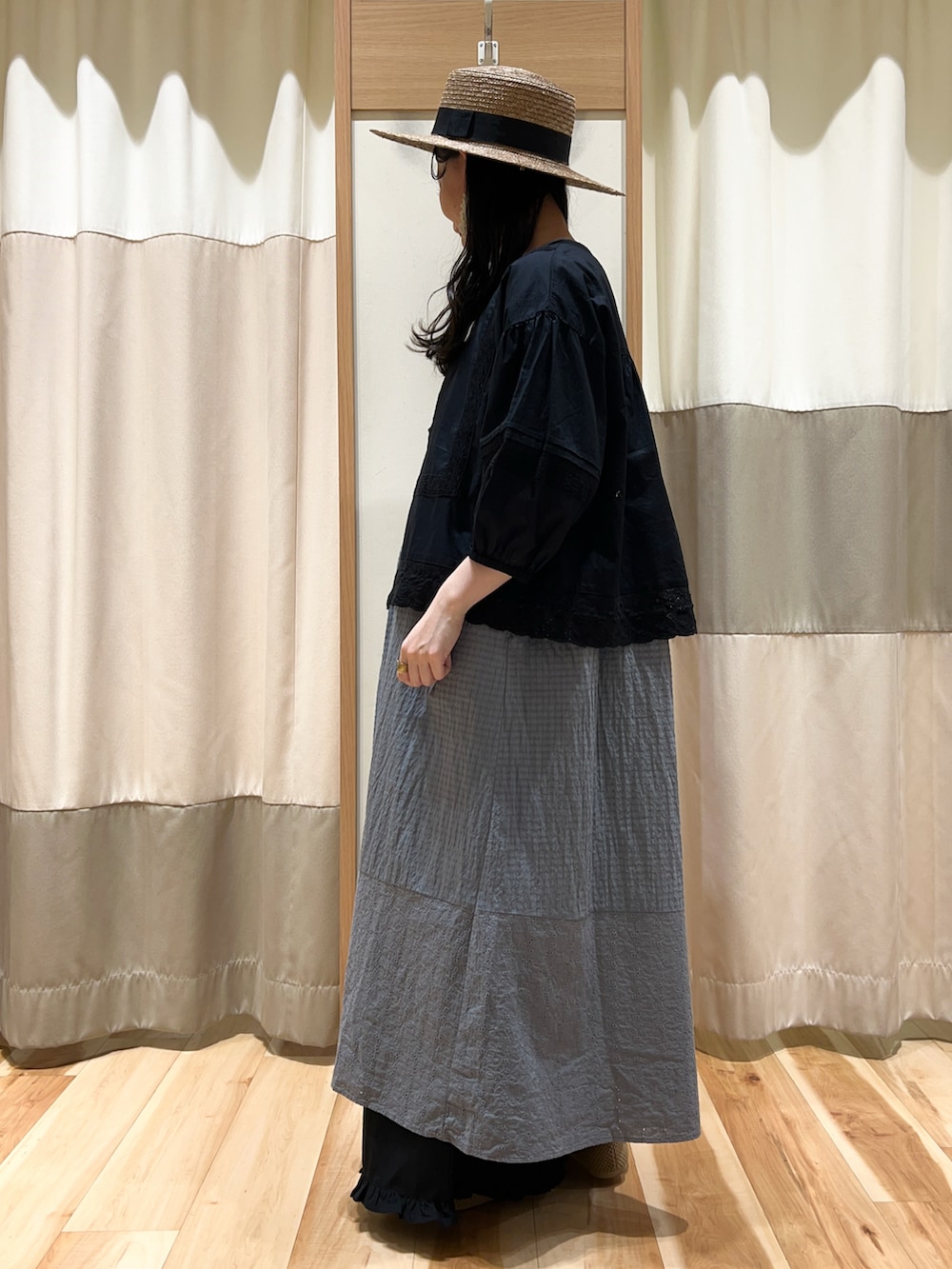 ブラック系のシャツ/ブラウス、グリーン系のワンピース、ブラック系のその他パンツを着用したレディースの春コーディネートの3枚目の写真