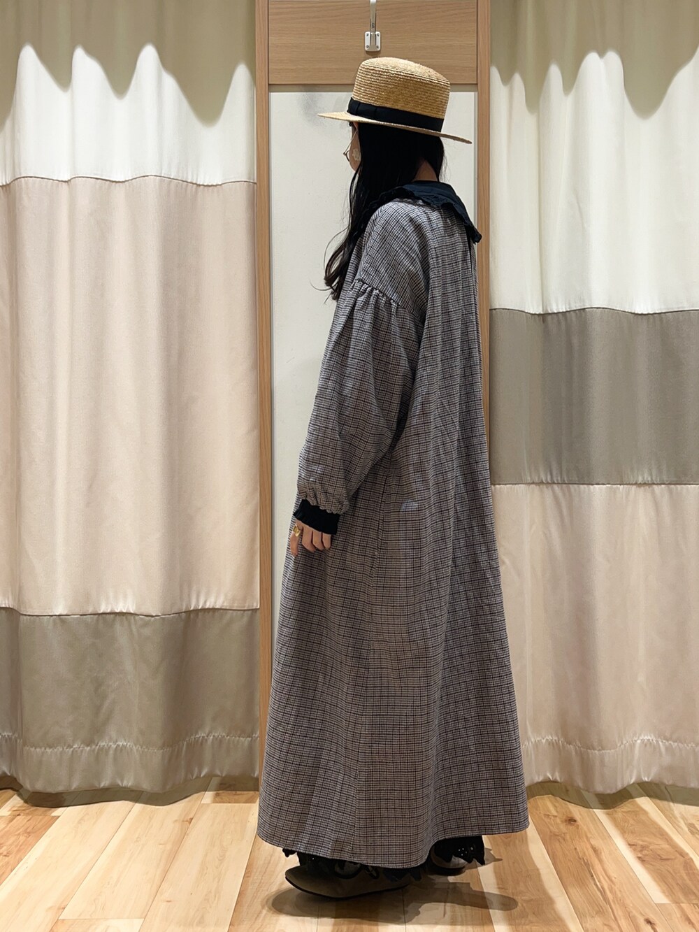 ブラック系のシャツ/ブラウス、ブラック系のワンピース、ブラック系のスカートを着用したレディースの冬コーディネートの3枚目の写真