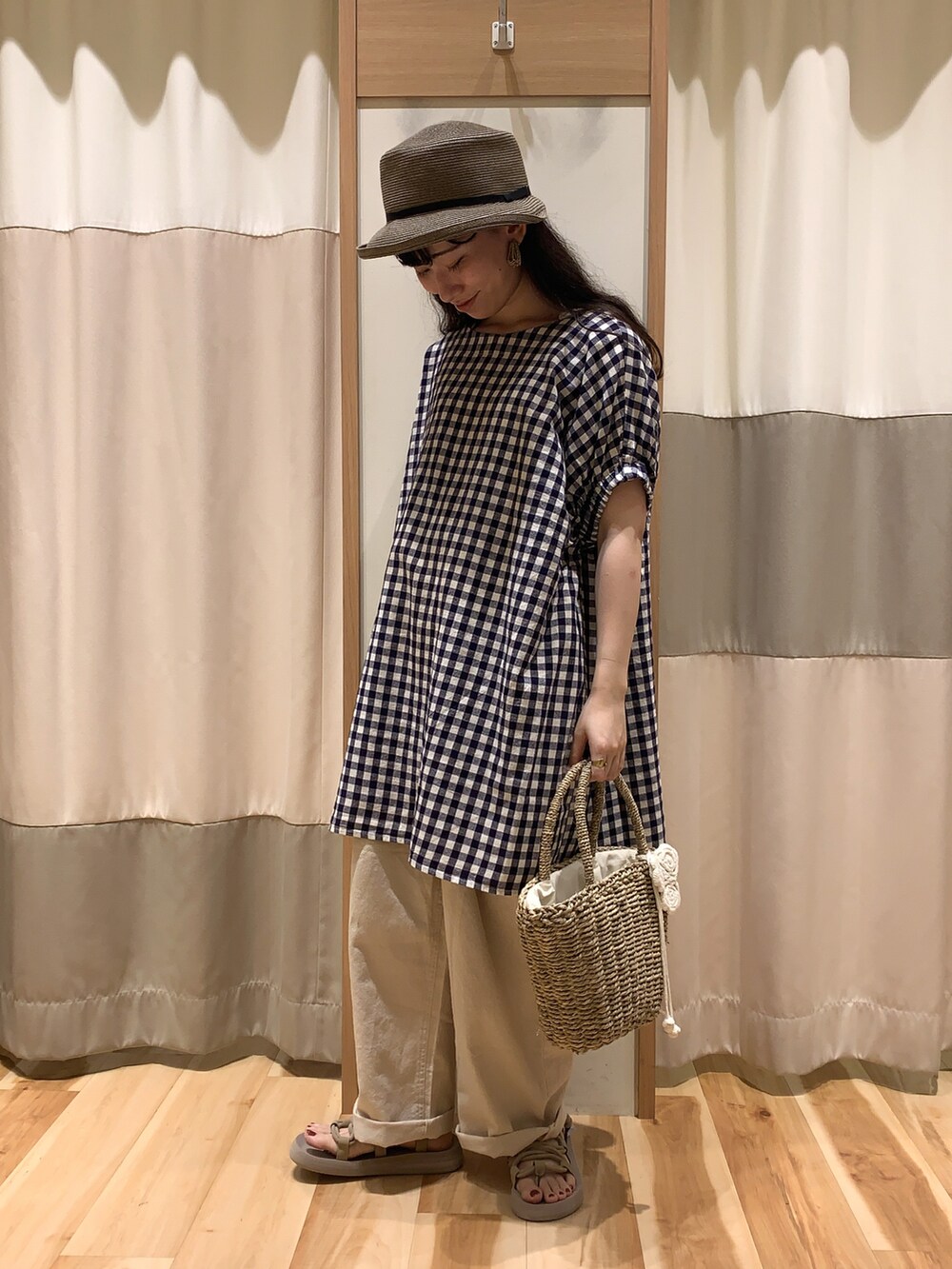 ベージュ系のTシャツ/カットソー、パープル系のシャツ/ブラウス、ホワイト系のかごバッグを着用したレディースの夏コーディネートの2枚目の写真