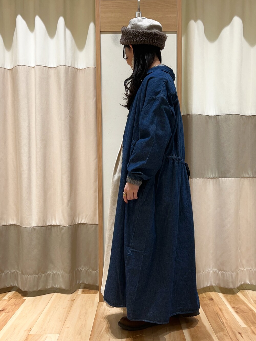 ブラック系のシャツ/ブラウス、ブルー系のワンピース、ベージュ系のワンピースを着用したレディースの冬コーディネートの3枚目の写真