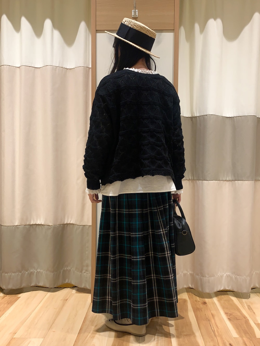 ブラック系のカーディガン/ボレロ、ホワイト系のシャツ/ブラウス、ブラック系のショルダーバッグを着用したレディースの春コーディネートの5枚目の写真