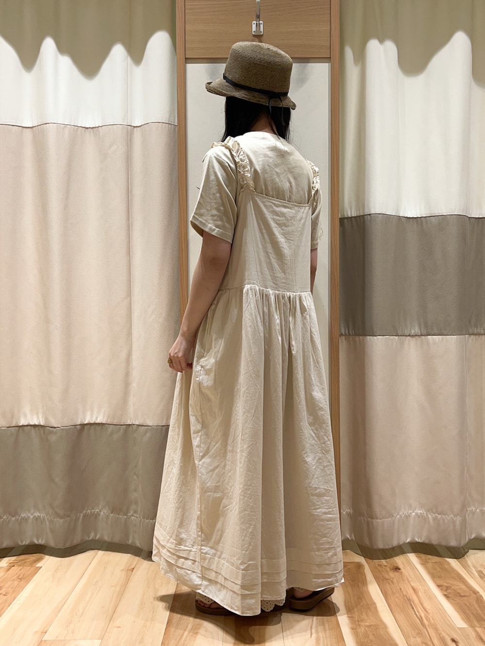 ベージュ系のTシャツ/カットソー、ブルー系のワンピース、ベージュ系のその他パンツを着用したレディースの夏コーディネートの4枚目の写真