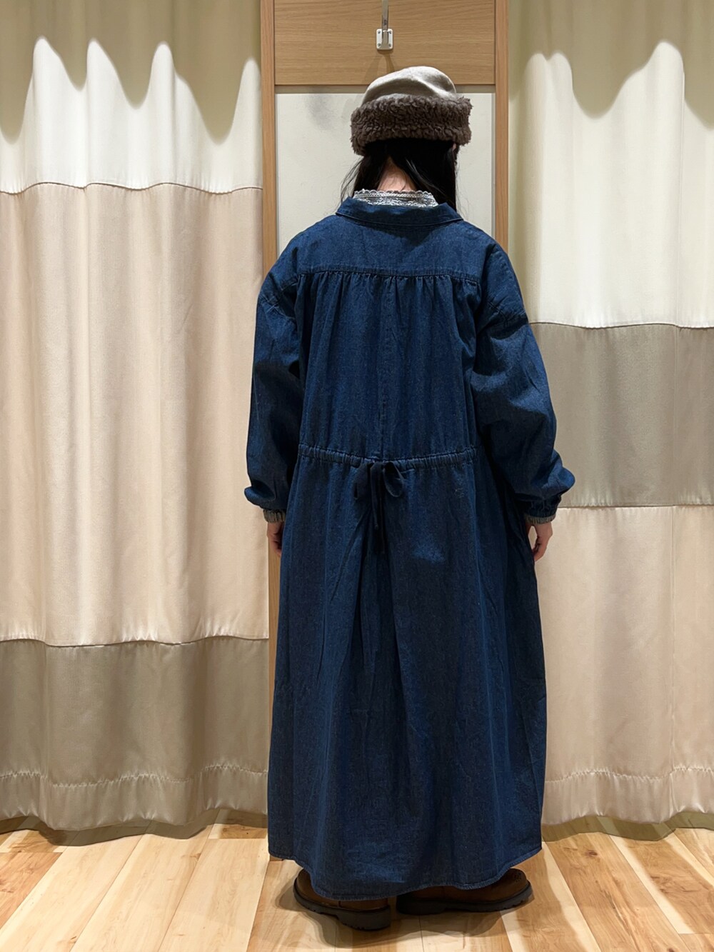 ブラック系のシャツ/ブラウス、ブルー系のワンピース、ベージュ系のワンピースを着用したレディースの冬コーディネートの5枚目の写真