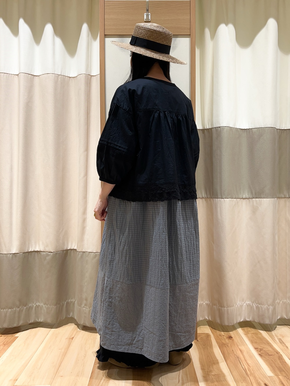 ブラック系のシャツ/ブラウス、グリーン系のワンピース、ブラック系のその他パンツを着用したレディースの春コーディネートの4枚目の写真