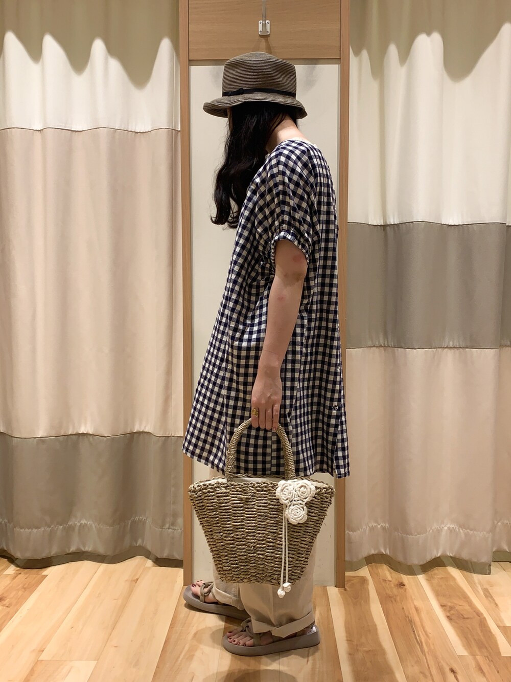 ベージュ系のTシャツ/カットソー、パープル系のシャツ/ブラウス、ホワイト系のかごバッグを着用したレディースの夏コーディネートの3枚目の写真