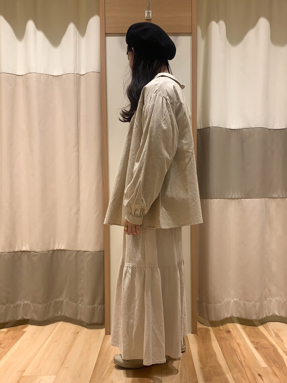 ブラウン系のTシャツ/カットソー、ホワイト系のシャツ/ブラウス、ホワイト系のスカートを着用したレディースの冬コーディネートの2枚目の写真