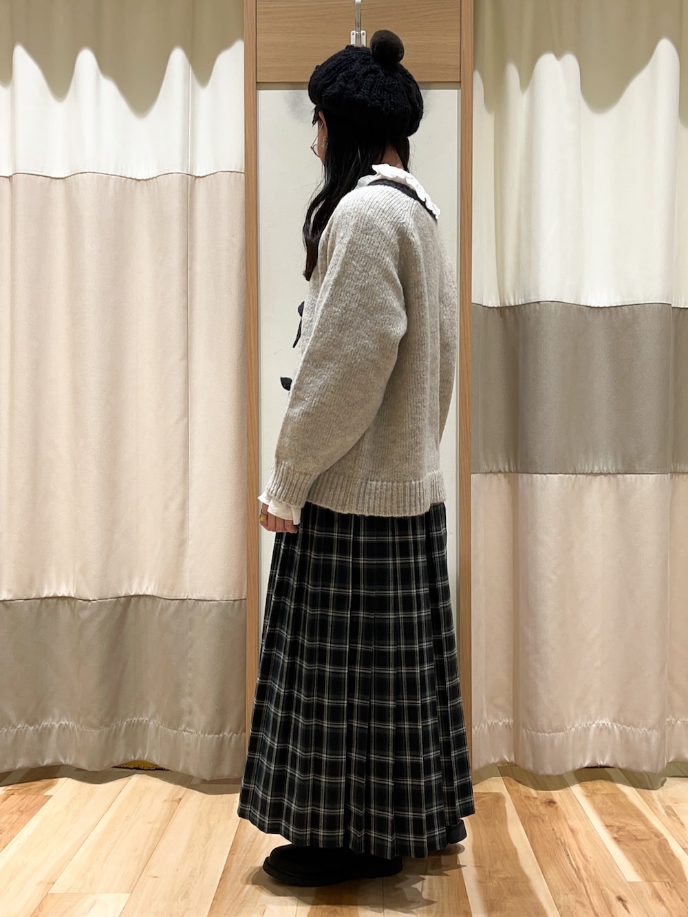 ホワイト系のシャツ/ブラウス、ホワイト系のカーディガン/ボレロ、グリーン系のスカートを着用したレディースの冬コーディネートの3枚目の写真