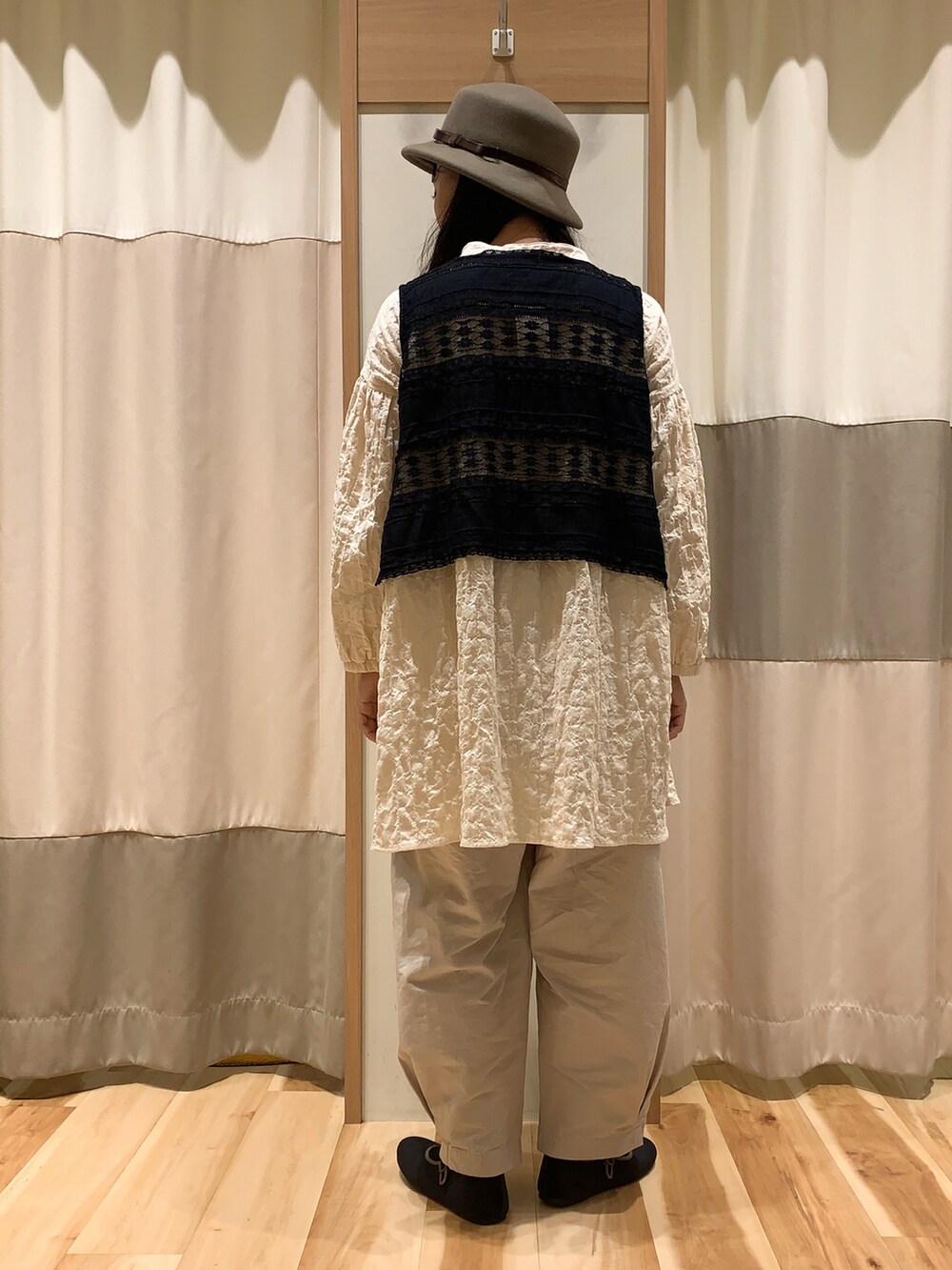 ブラック系のベスト、ホワイト系のシャツ/ブラウス、ホワイト系のその他パンツを着用したレディースの秋コーディネートの4枚目の写真