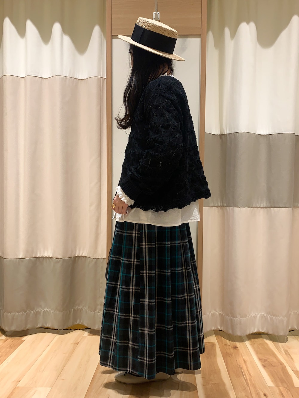 ブラック系のカーディガン/ボレロ、ホワイト系のシャツ/ブラウス、ブラック系のショルダーバッグを着用したレディースの春コーディネートの3枚目の写真