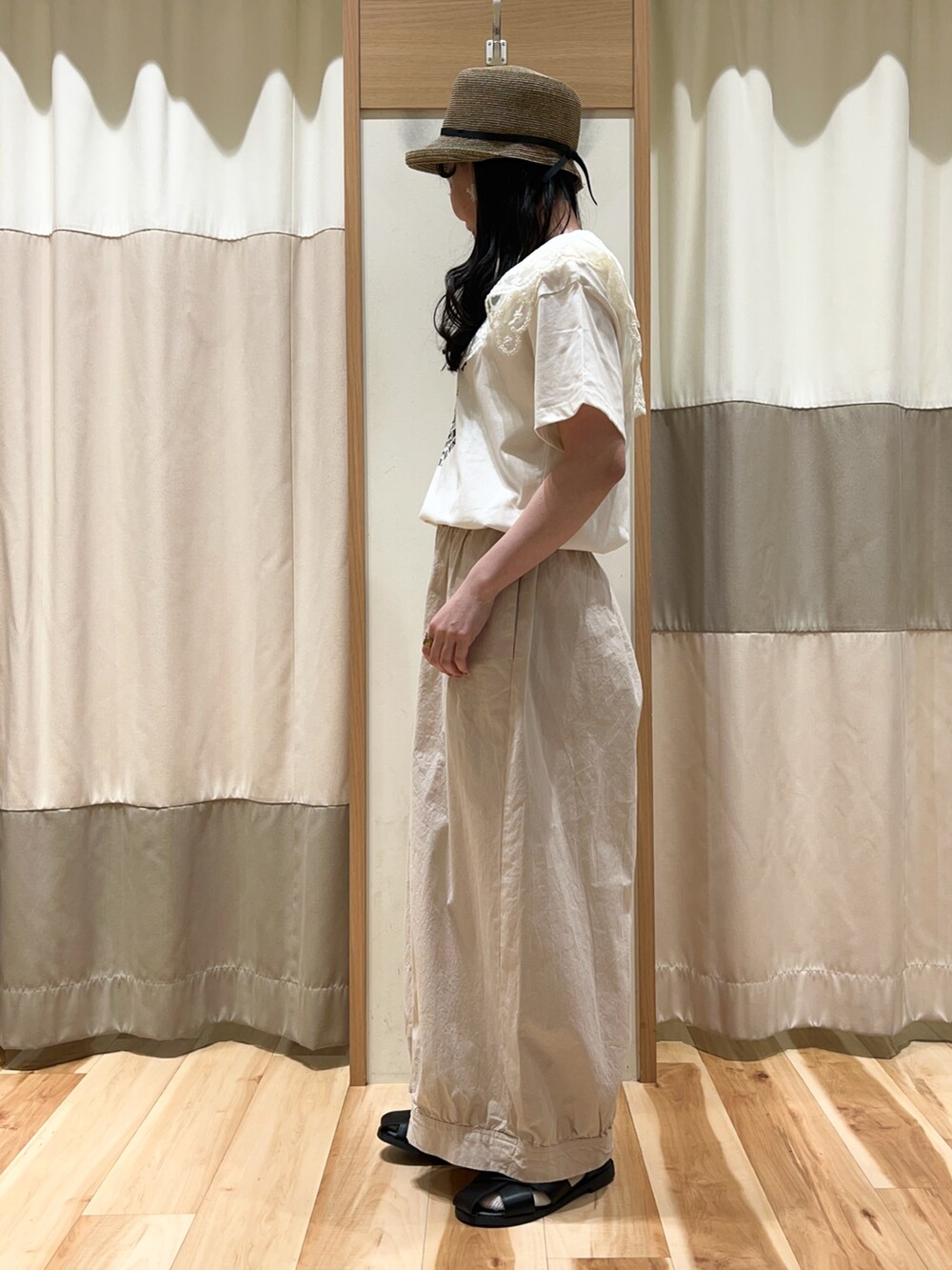 ホワイト系のその他パンツ、シルバー系のハンドバッグ、ブラック系のサンダルを着用したレディースの春コーディネートの2枚目の写真