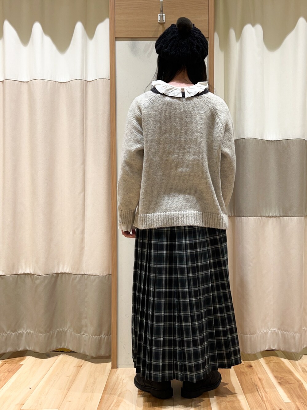 ホワイト系のシャツ/ブラウス、ホワイト系のカーディガン/ボレロ、グリーン系のスカートを着用したレディースの冬コーディネートの5枚目の写真