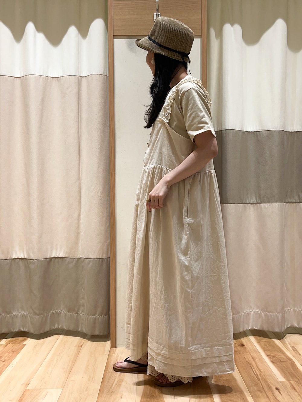ベージュ系のTシャツ/カットソー、ブルー系のワンピース、ベージュ系のその他パンツを着用したレディースの夏コーディネートの2枚目の写真