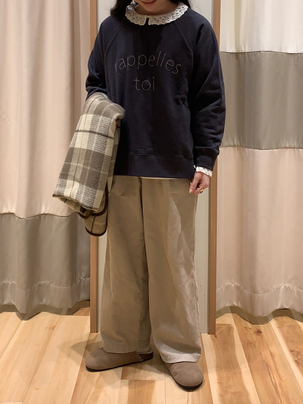 ホワイト系のシャツ/ブラウス、グレー系のスウェット、ベージュ系のその他パンツを着用したレディースの冬コーディネートの2枚目の写真