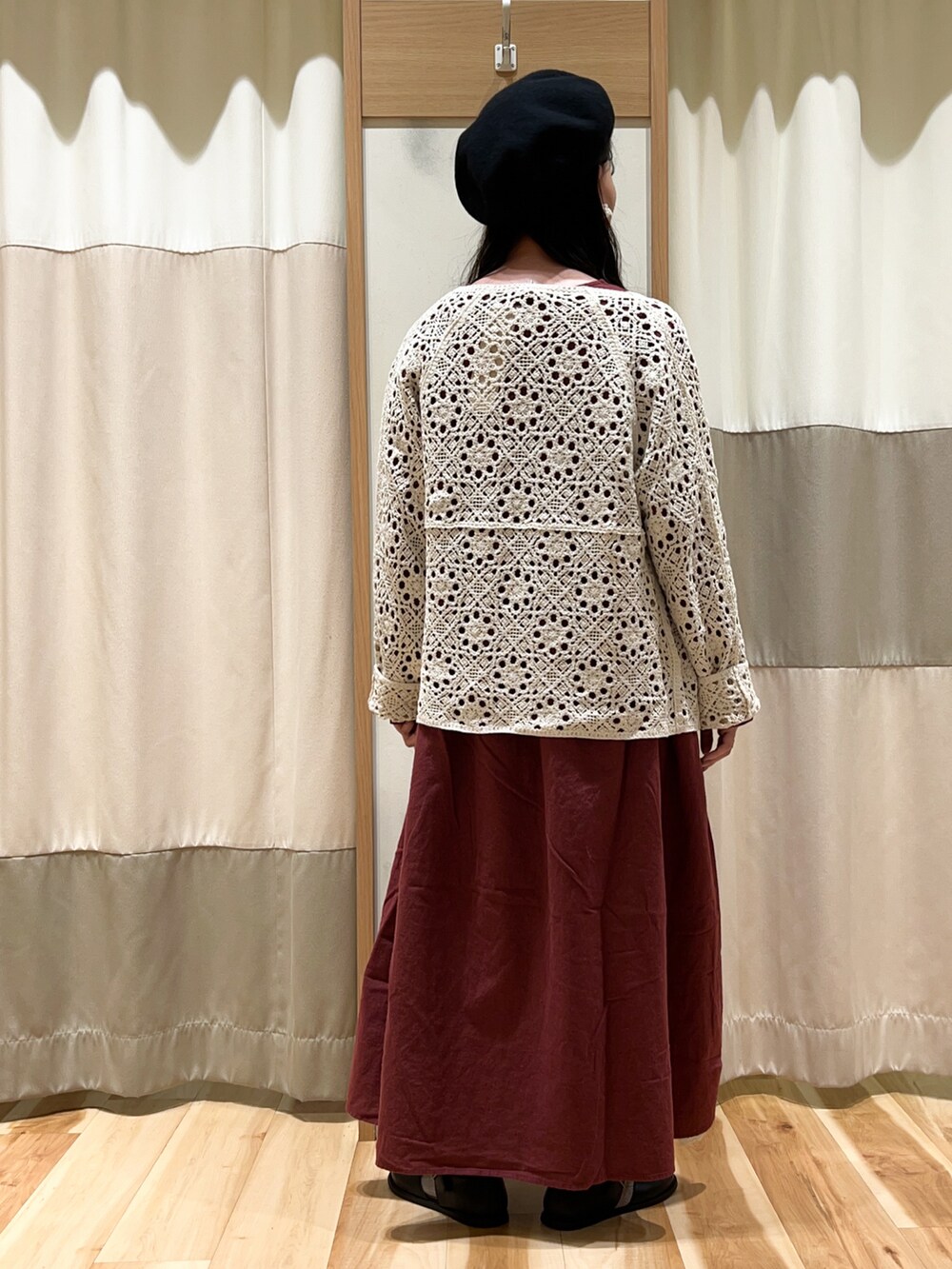 ホワイト系のカーディガン/ボレロ、レッド系のワンピース、ホワイト系のスカートを着用したレディースの秋コーディネートの5枚目の写真