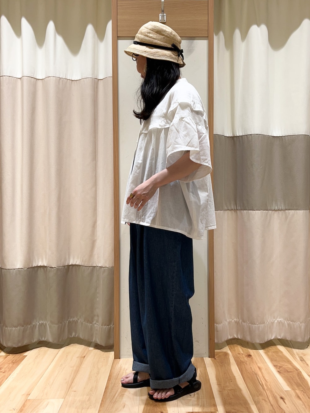 ホワイト系のTシャツ/カットソー、ホワイト系のシャツ/ブラウス、ブルー系のその他パンツを着用したレディースの夏コーディネートの2枚目の写真