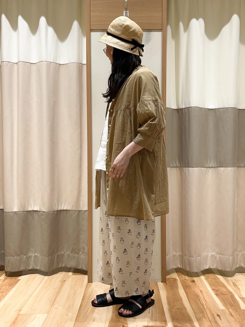 ホワイト系のシャツ/ブラウス、ベージュ系のシャツ/ブラウス、ホワイト系のその他パンツを着用したレディースの春コーディネートの2枚目の写真