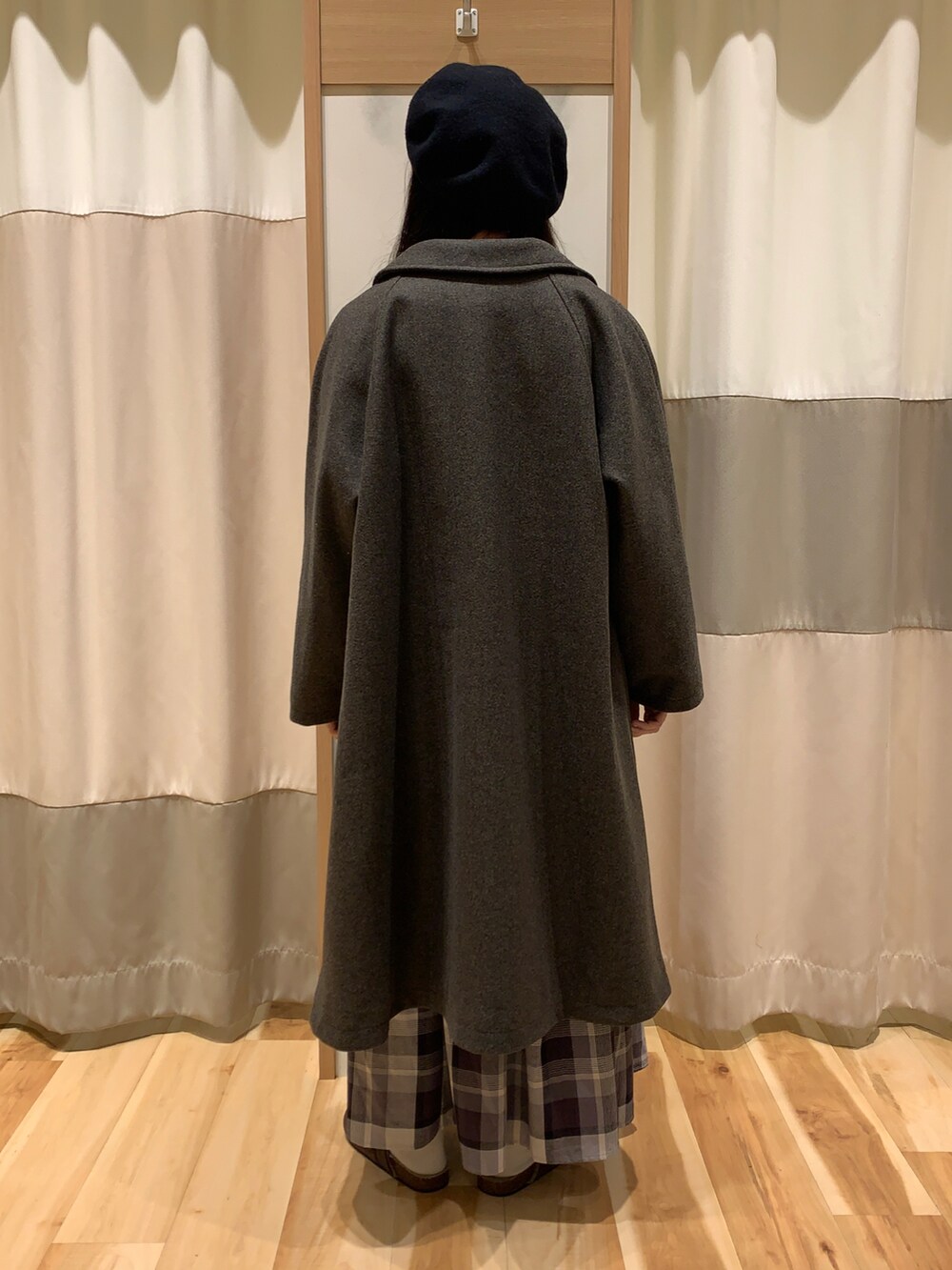 ホワイト系のTシャツ/カットソー、ベージュ系のニット/セーター、グレー系のその他アウターを着用したレディースの冬コーディネートの3枚目の写真