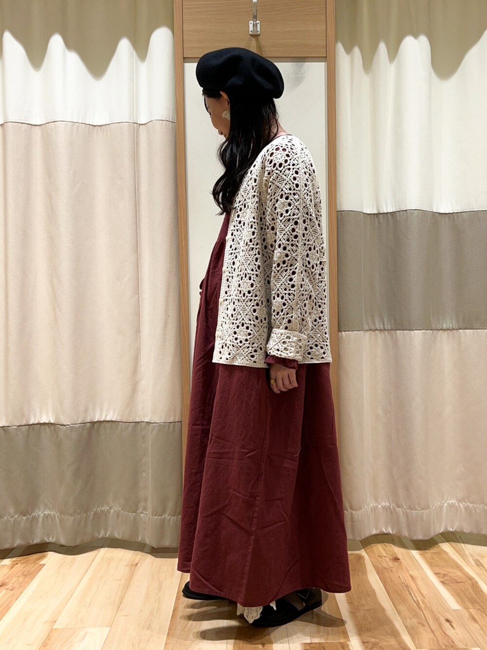 ホワイト系のカーディガン/ボレロ、レッド系のワンピース、ホワイト系のスカートを着用したレディースの秋コーディネートの2枚目の写真