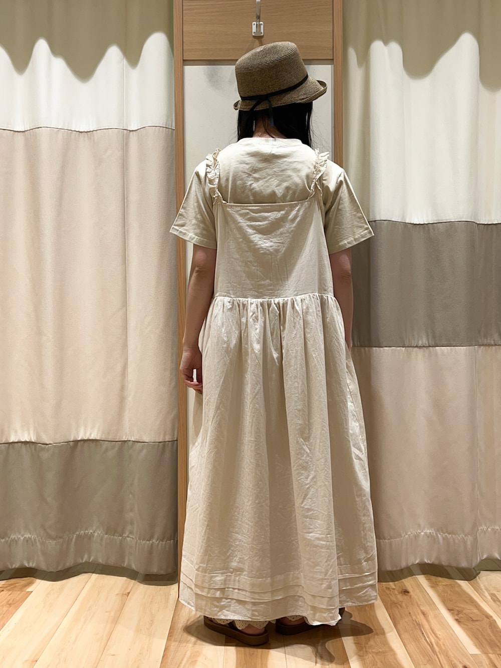 ベージュ系のTシャツ/カットソー、ブルー系のワンピース、ベージュ系のその他パンツを着用したレディースの夏コーディネートの5枚目の写真
