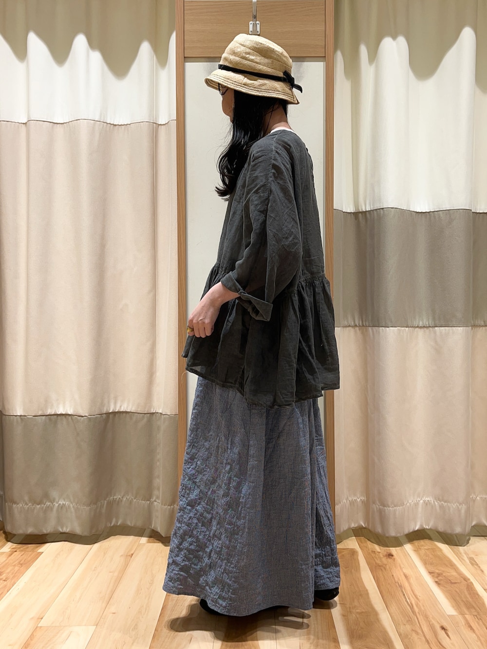 ホワイト系のTシャツ/カットソー、グレー系のシャツ/ブラウス、ブルー系のスカートを着用したレディースの春コーディネートの3枚目の写真