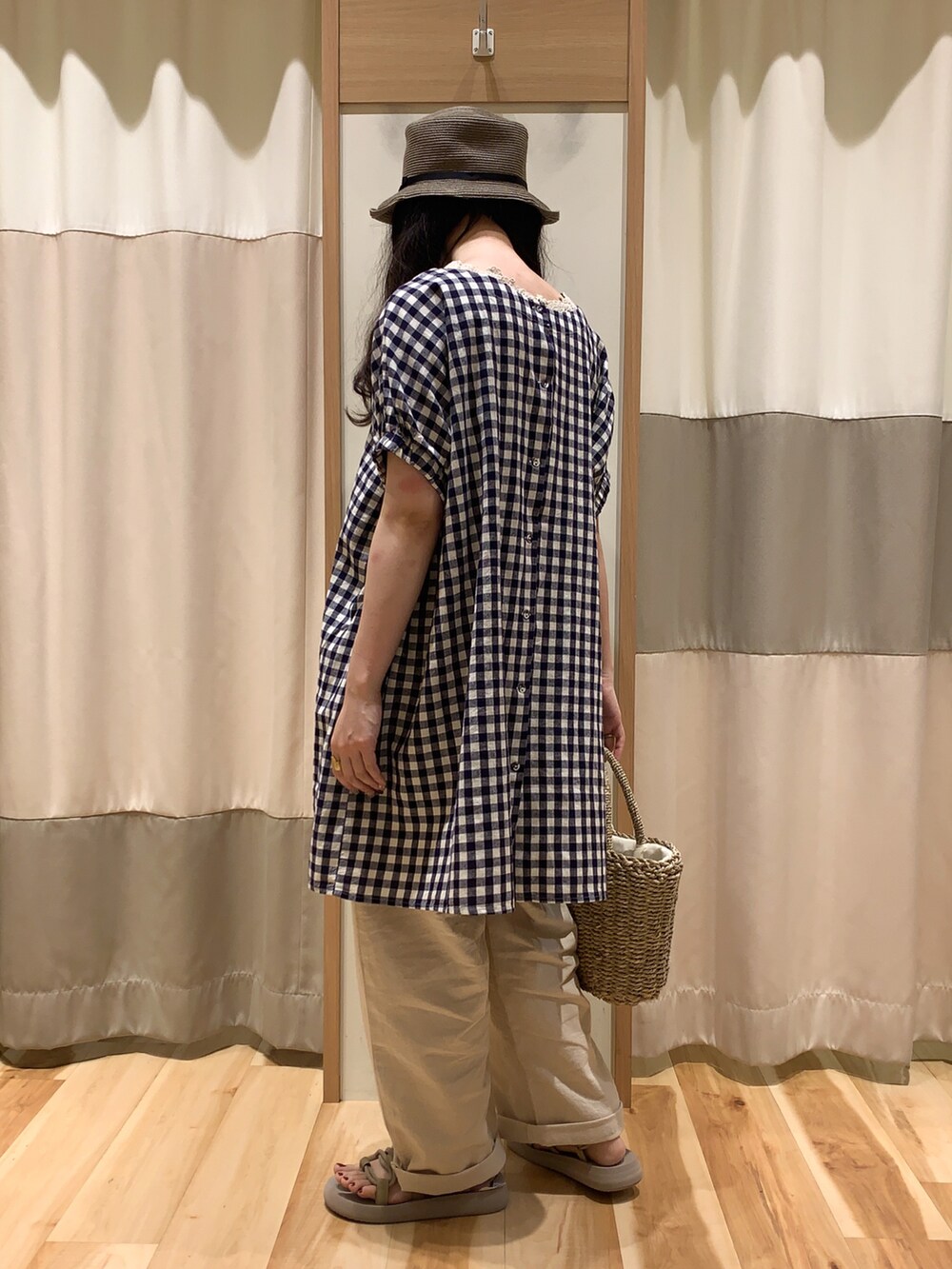 ベージュ系のTシャツ/カットソー、パープル系のシャツ/ブラウス、ホワイト系のかごバッグを着用したレディースの夏コーディネートの4枚目の写真